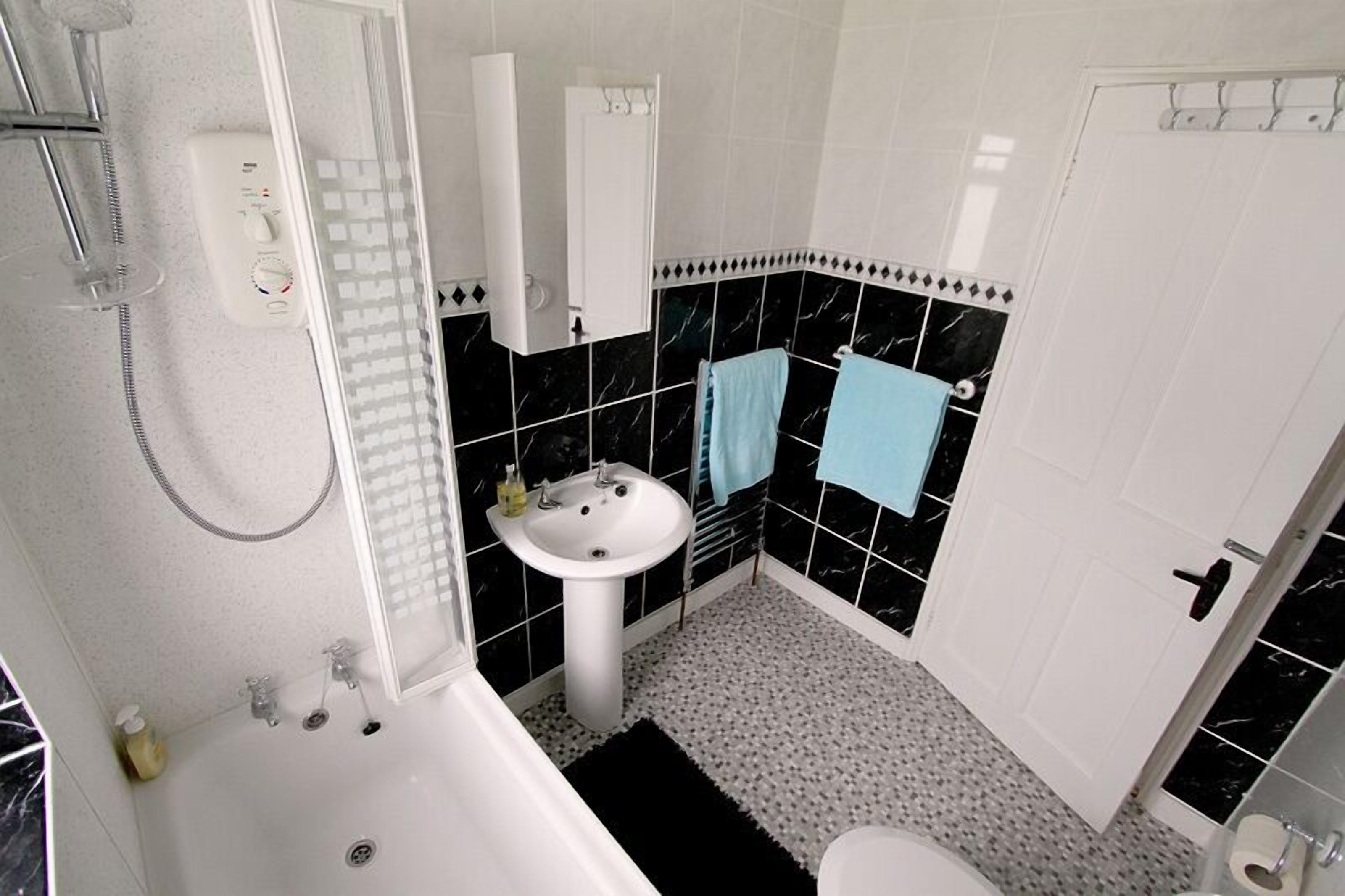 Combined shower/tub, towels
