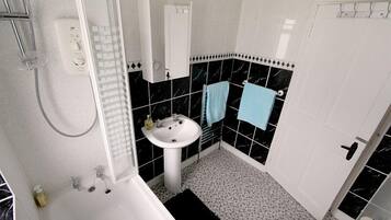 Combined shower/tub, towels