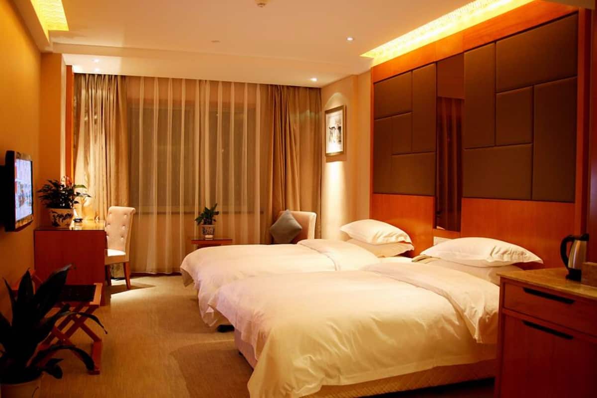 Executive Double Beds Room | Minibar, in-room safe, desk, blackout curtains
