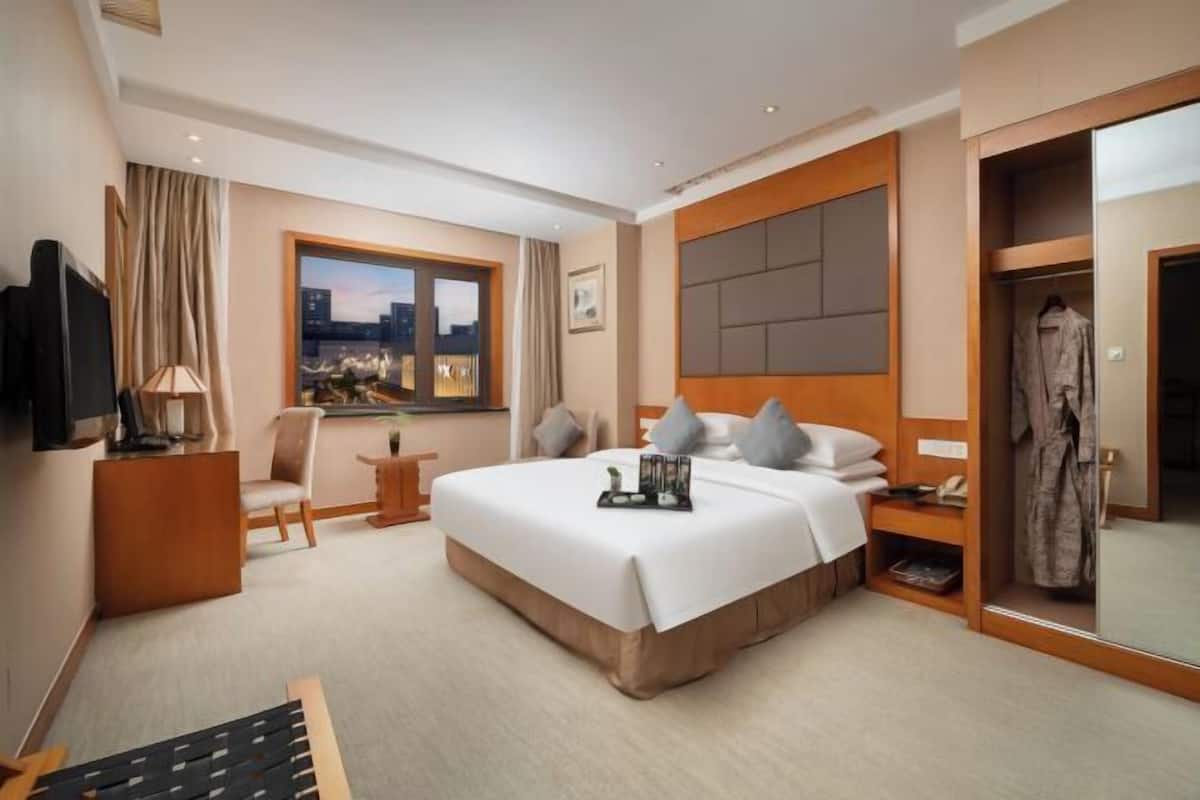 Minibar, in-room safe, desk, blackout curtains