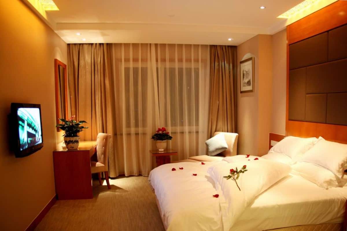 Business King Bed Room | Minibar, in-room safe, desk, blackout curtains