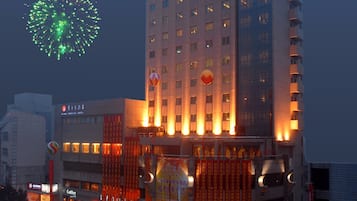 住宿正面 - 傍晚/夜晚