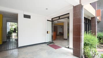 Pintu masuk properti