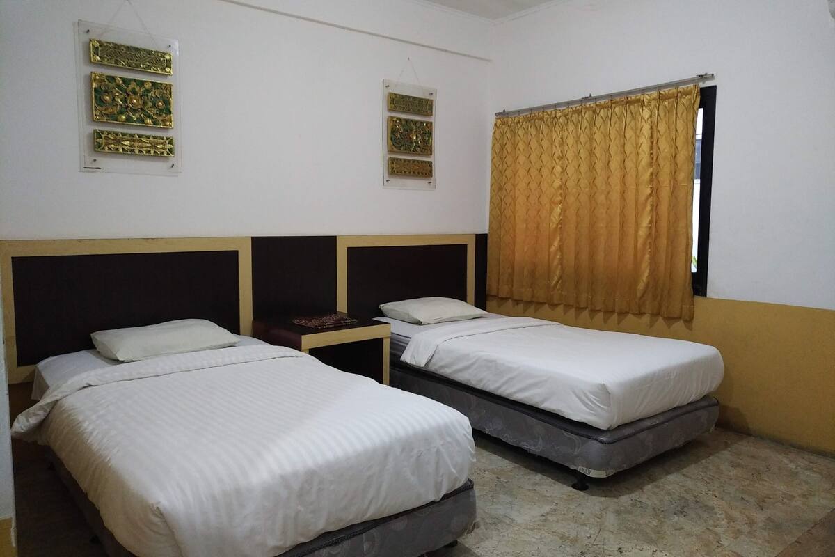 Phòng Deluxe | Bàn, bộ trải giường 