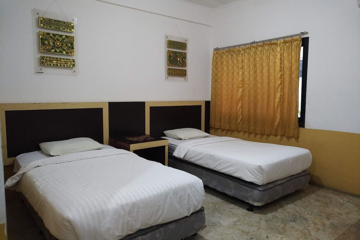 Deluxe Room | 1 bedroom, desk, free wired Internet, bed sheets