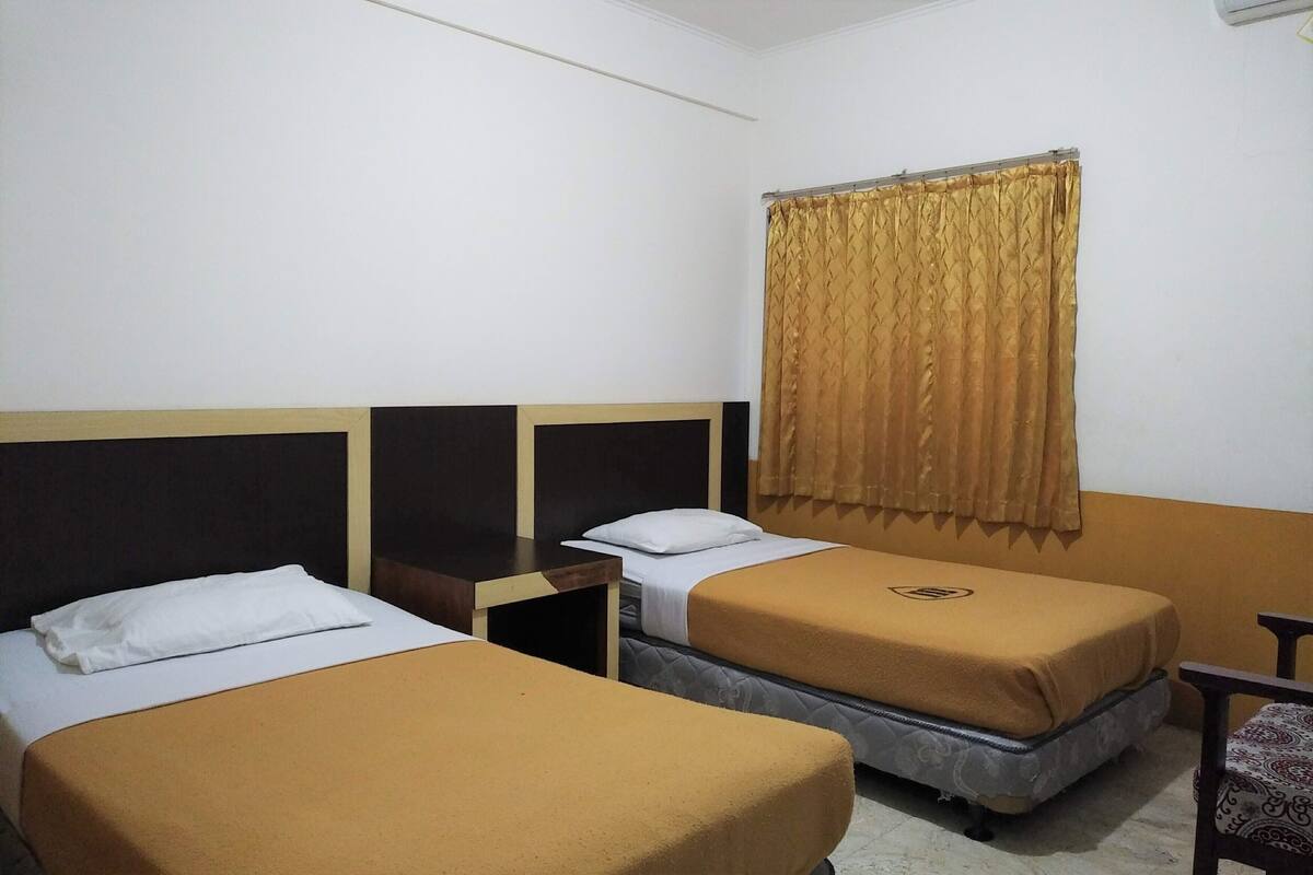 Phòng 2 giường đơn Superior | Bàn, bộ trải giường 