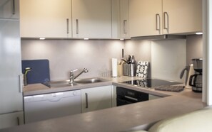 Refrigerador, microondas, horno, placa de cocina