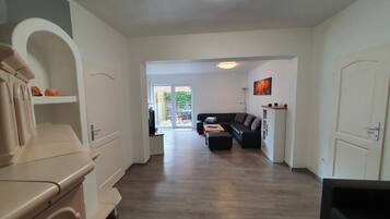 Smart-TV, Kamin, Stereoanlage