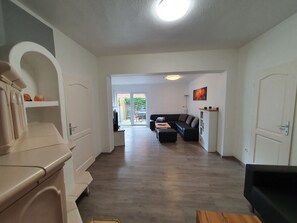 Smart TV, fireplace, stereo