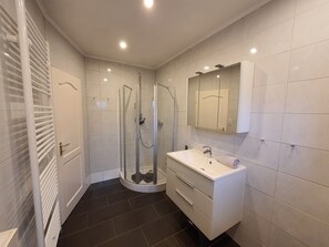 Douche, sèche-cheveux, serviettes fournies, savon