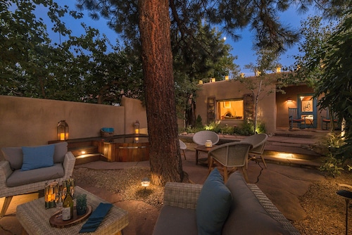 *Historic Adobe w Hot Tub & Bikes, Centrally located on Canyon Road*