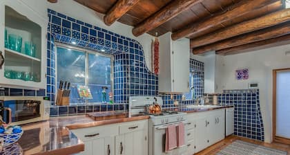 *Historic Adobe w Hot Tub & Bikes, Centrally located on Canyon Road*