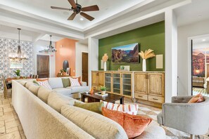 Een smart-tv, een open haard, videogames en een dvd-speler