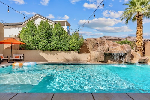 Private Resort • Pickleball • Pool • 4 King Suites • Games and more - Sleeps 28