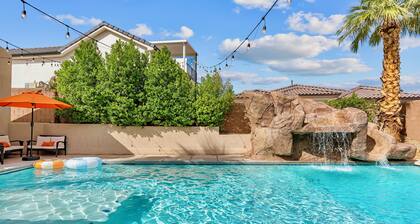 Private Resort • Pickleball • Pool • 4 King Suites • Games and more - Sleeps 28