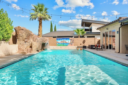 Private Resort • Pickleball • Pool • 4 King Suites • Games and more - Sleeps 28