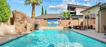 Private Resort • Pickleball • Pool • 4 King Suites • Games and more - Sleeps 28