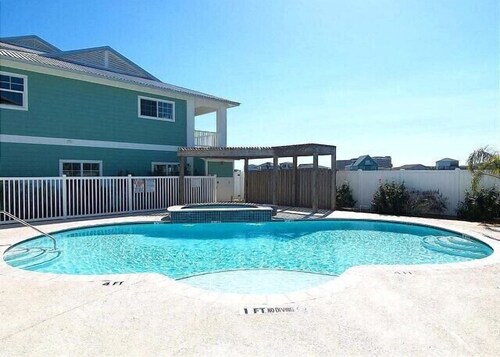 Roomy 3 Bedroom Condo Near The Beach! 