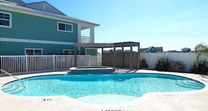 Roomy 3 Bedroom Condo Near The Beach!