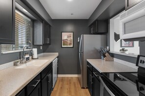 冷蔵庫、電子レンジ、オーブン、コンロ