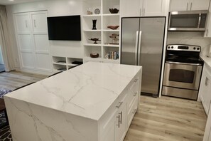 Fridge, microwave, oven, stovetop - Luxury Turtle Bay Hawaii Condo - Remodeled Full-AC unit. (Kahuku)