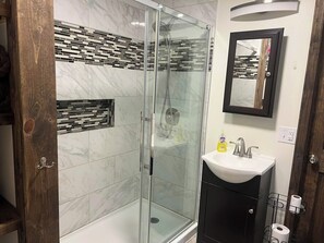 Combined shower/tub, towels, toilet paper