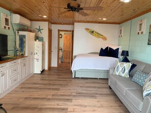 3 habitaciones, tabla de planchar con plancha y cuna de viaje 