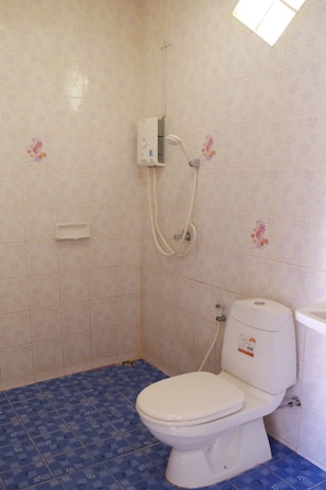 Standard Double Room | Phòng tắm | Buồng tắm vòi sen, đồ dùng nhà tắm miễn phí, khăn tắm