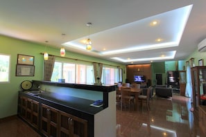 Villa, 4 Schlafzimmer | Wohnbereich | LED-Fernseher