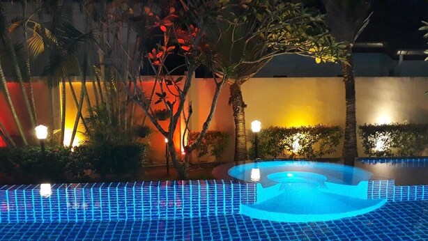 A swimming pool with a blue tiled floor and a central hot tub area. - Villa Mukdara (Rawai)