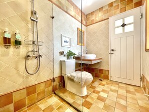 Superior Double Room, Ocean View | Bathroom | Free toiletries, hair dryer, towels - Spoondrift Hostal (Hengchun)