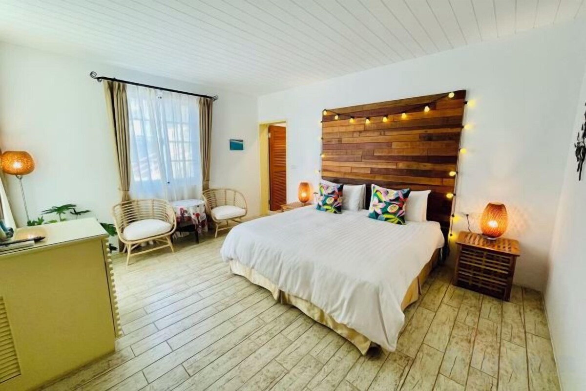 Blackout curtains, soundproofing, free WiFi, bed sheets