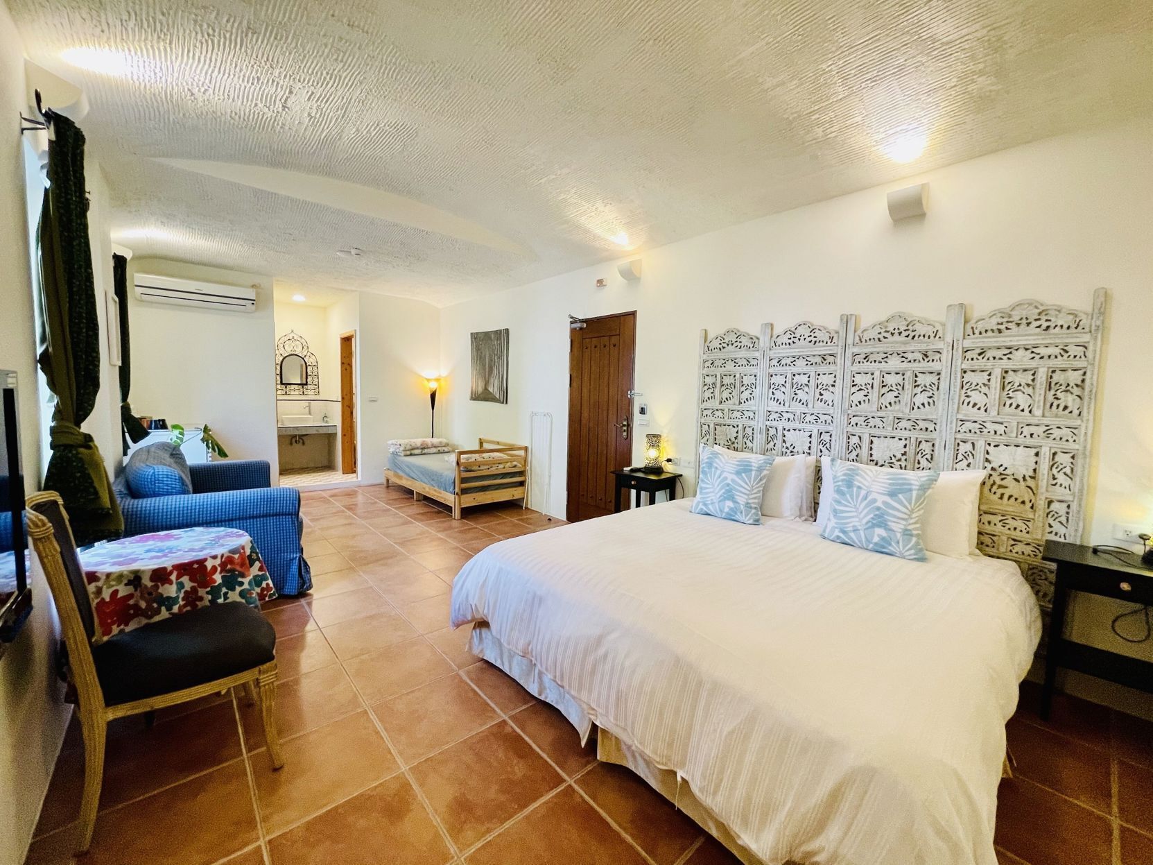 Cortinas opacas, sistema de insonorización, wifi gratis y ropa de cama