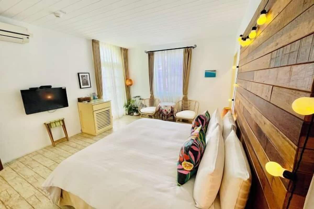 Cortinas opacas, sistema de insonorización, wifi gratis y ropa de cama