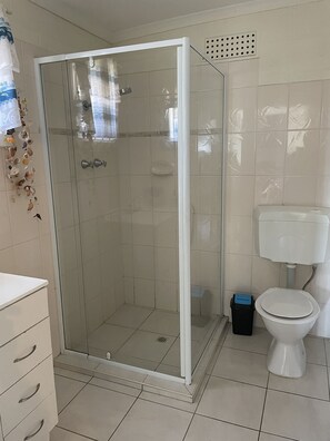 House, 3 Bedrooms | Bathroom | Shower, towels - Peter's Port (Black Point)
