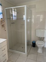 House, 3 Bedrooms | Bathroom | Shower, towels