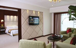 Deluxe Suite  | Minibar, in-room safe, desk, blackout drapes