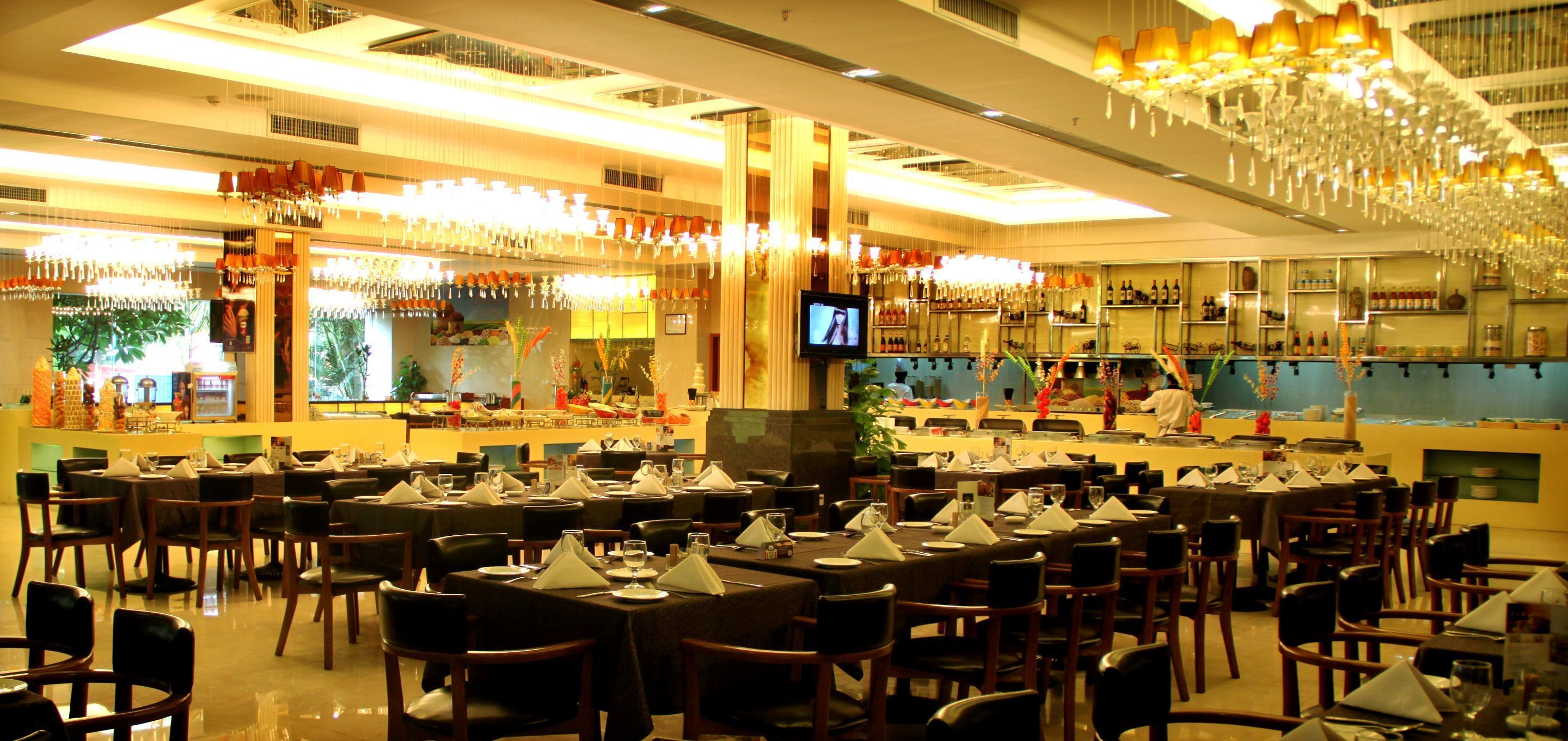 2 restaurantes; se sirven desayunos, comidas y cenas