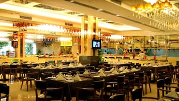 2 restaurantes; se sirven desayunos, comidas y cenas