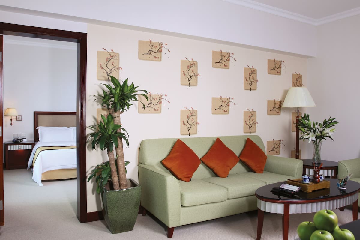 Superior Suite | Minibar, in-room safe, desk, blackout curtains