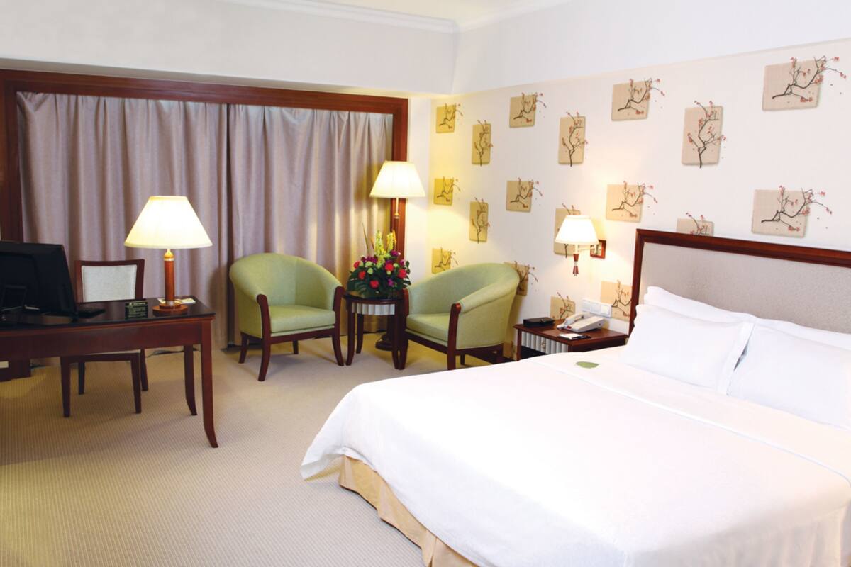 Superior Queen Room  | Minibar, in-room safe, desk, blackout curtains