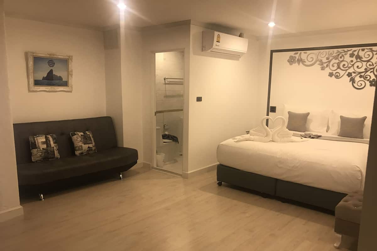 Deluxe Double Room with Balcony | Een kluis op de kamer, extra bedden, gratis wifi