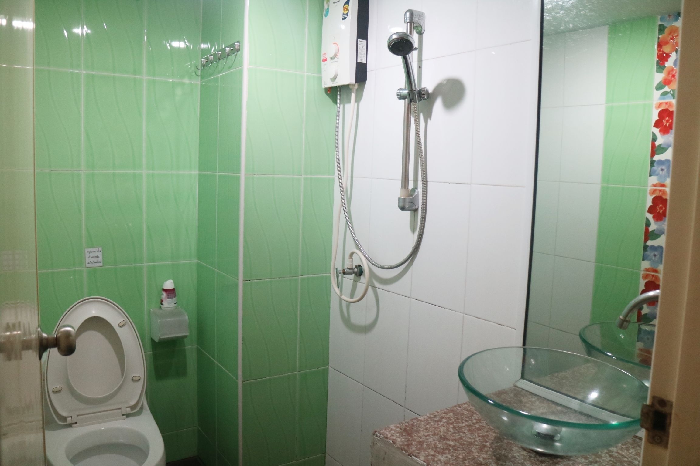 Shower, free toiletries, towels