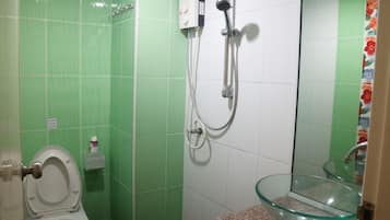Shower, free toiletries, towels