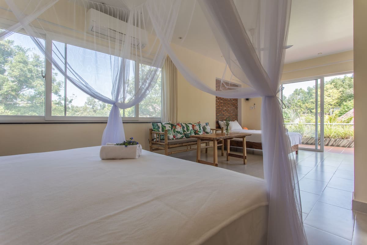 sky bungalow, kitchenette | minibar, in-room safe, desk, blackout curtains