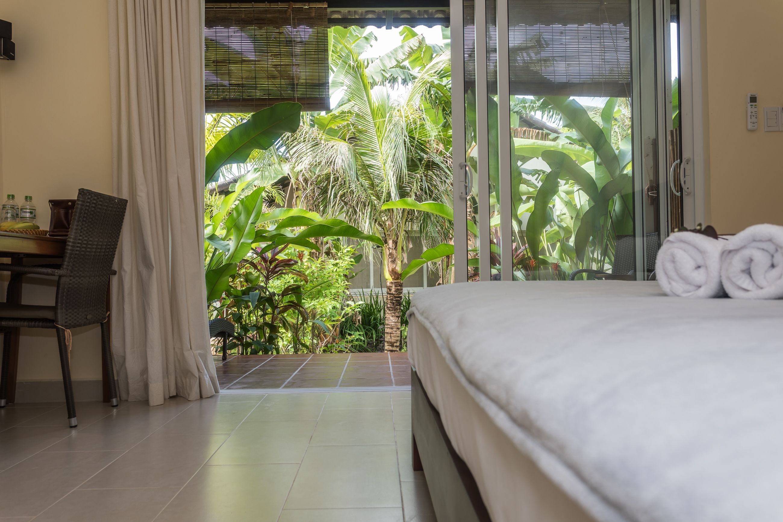 Standaard bungalow, kitchenette (Large) | Een minibar, een kluis op de kamer, een bureau, verduisterende gordijnen