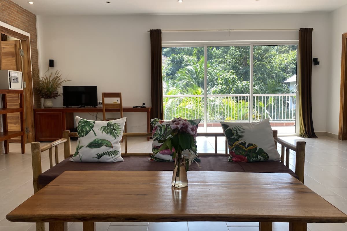 premium suite, 1 bedroom, pool view | minibar, in-room safe, desk, blackout curtains