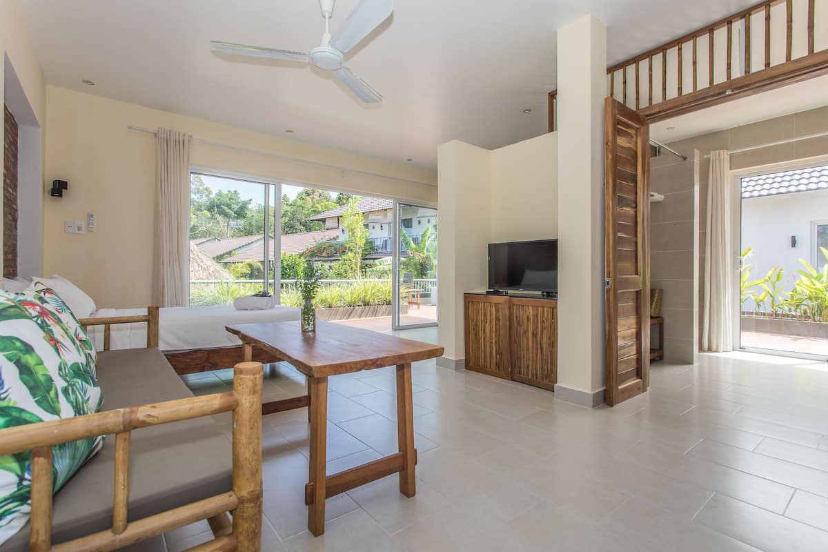 sky bungalow, kitchenette | minibar, in-room safe, desk, blackout curtains