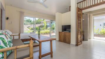 Sky Bungalow, Kitchenette | Minibar, in-room safe, desk, blackout curtains