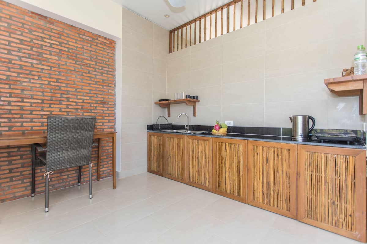 sky bungalow, kitchenette | private kitchenette | electric kettle